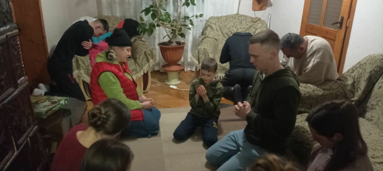 The evening prayer of two families for peace in Ukraine.