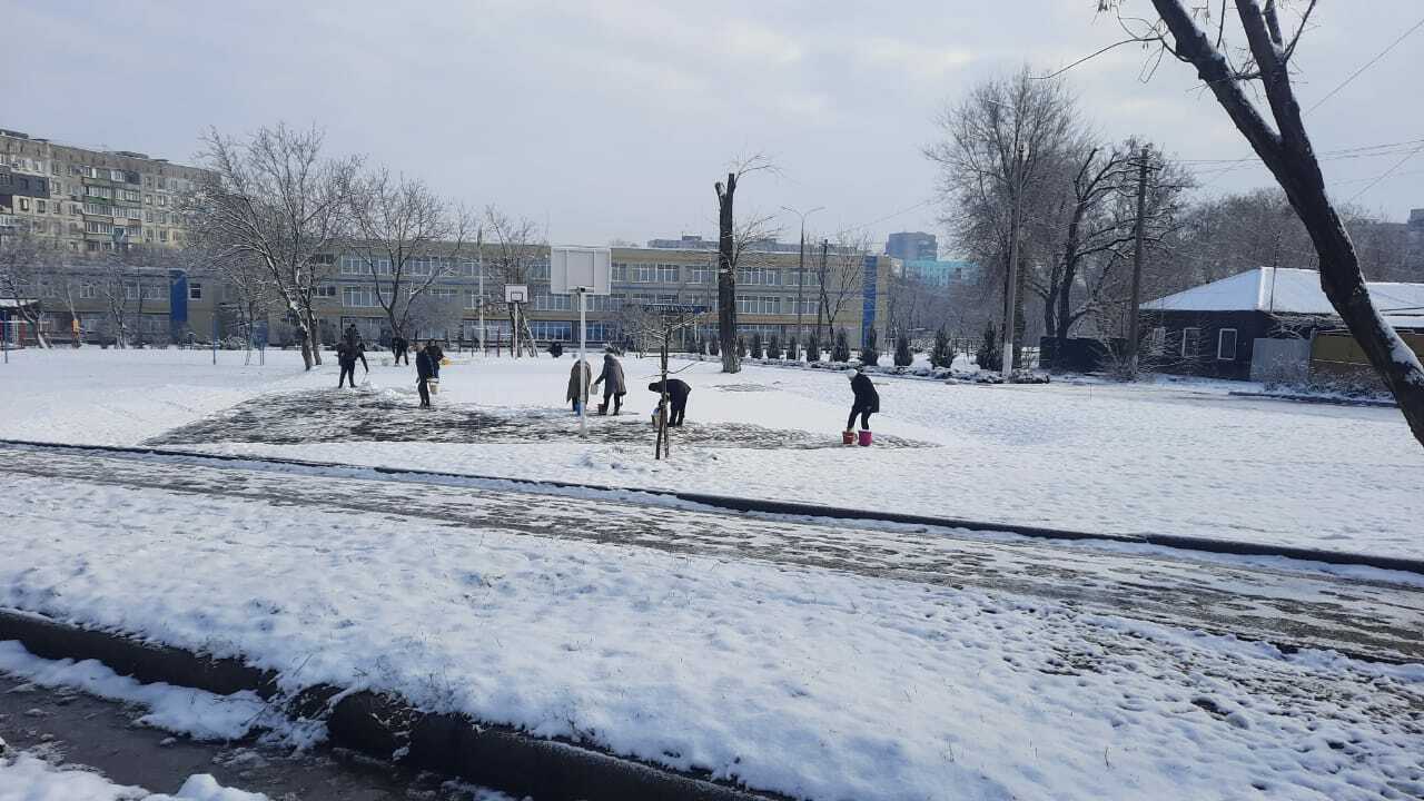 These are families gathering snow to melt for water in Mariupol.